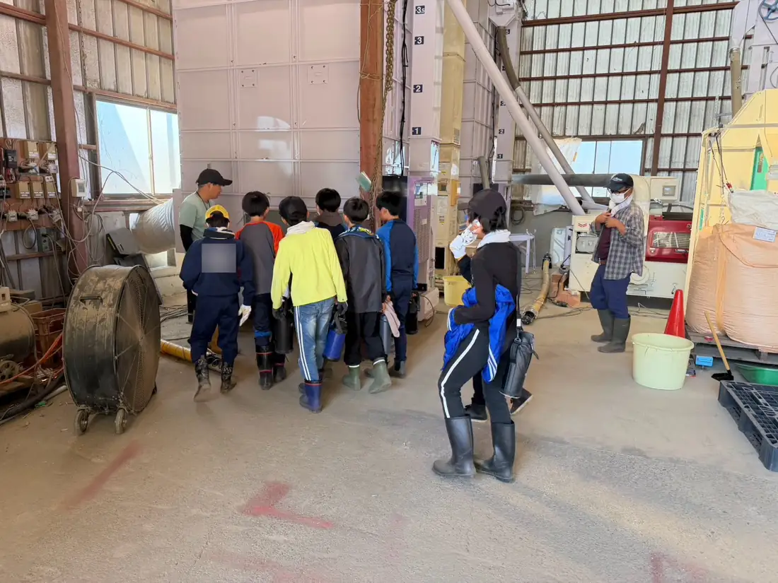 乾燥機の並ぶ作業場で